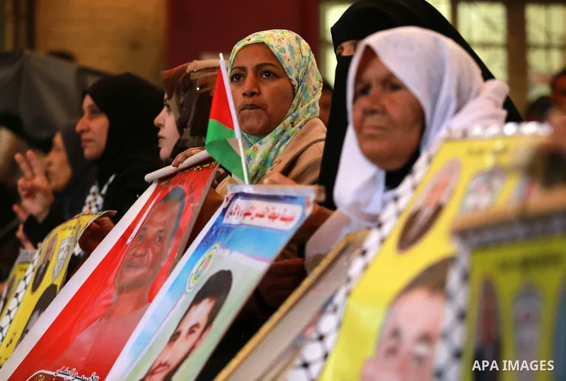 Palestinians take part in a protest demanding release the prisoners in Israeli jails, in front of Red cross office, in Gaza city, on January 18, 2016. Photo by Yasser Qudih