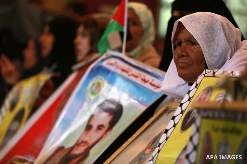 Palestinians take part in a protest demanding release the prisoners in Israeli jails, in front of Red cross office, in Gaza city, on January 18, 2016. Photo by Yasser Qudih