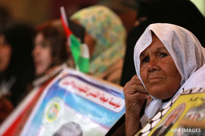 Palestinians take part in a protest demanding release the prisoners in Israeli jails, in front of Red cross office, in Gaza city, on January 18, 2016. Photo by Yasser Qudih