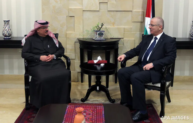 Palestinian Prime Minister, Rami Hamdallah, meets with Qatari ambassador Mohammed al-Emadi, in the West Bank city of Ramallah, on January 18, 2016. Photo by Prime Minister Office