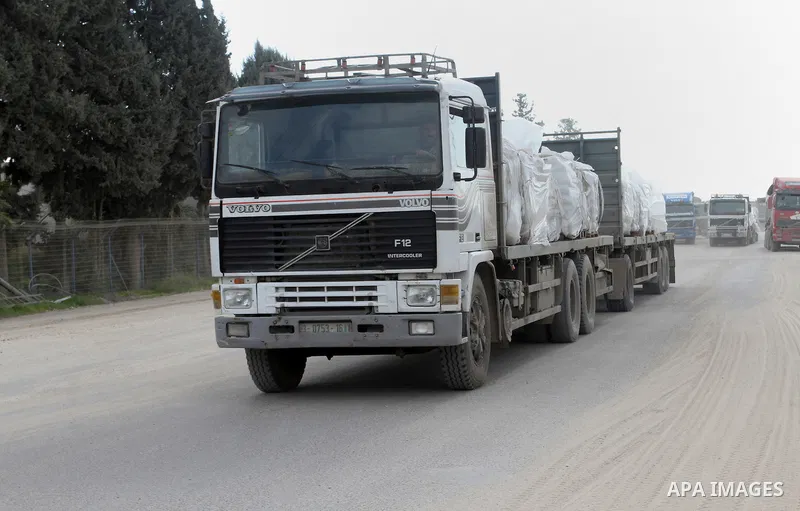 Trucks loaded with goods enter the Gaza Strip from Israel through the Kerem Shalom crossing in Rafah in the southern Gaza Strip on Jan. 18, 2016. Photo by Abed Rahim Khatib