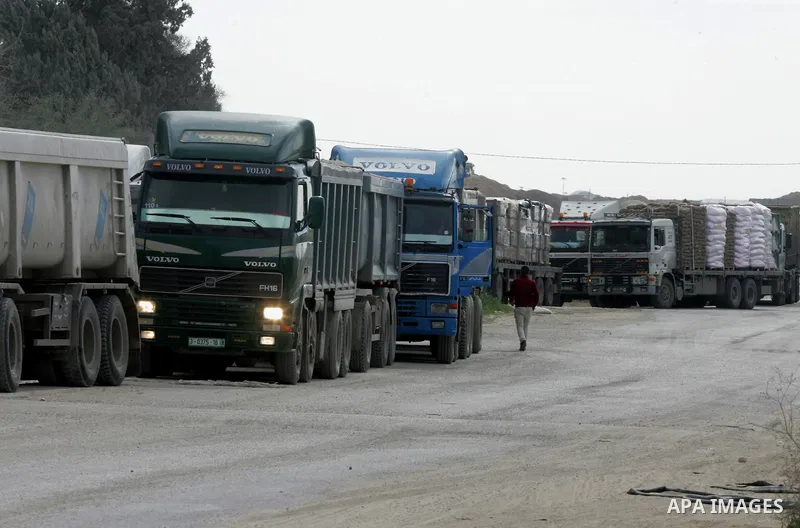 Trucks loaded with goods enter the Gaza Strip from Israel through the Kerem Shalom crossing in Rafah in the southern Gaza Strip on Jan. 18, 2016. Photo by Abed Rahim Khatib