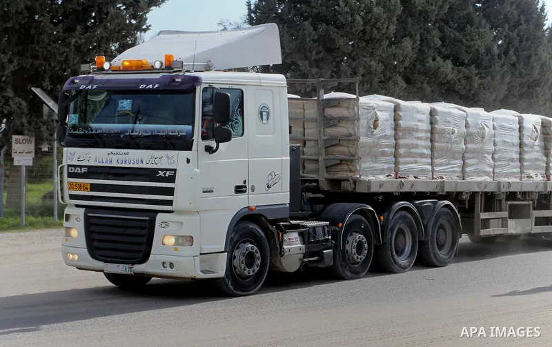 Trucks loaded with goods enter the Gaza Strip from Israel through the Kerem Shalom crossing in Rafah in the southern Gaza Strip on Jan. 18, 2016. Photo by Abed Rahim Khatib