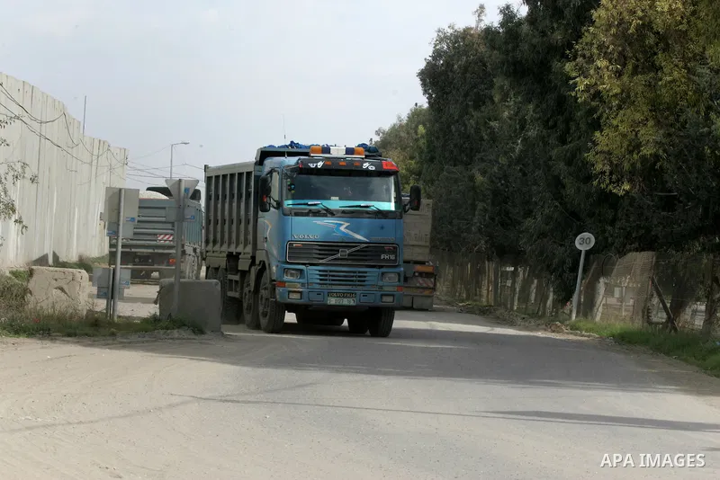 Trucks loaded with goods enter the Gaza Strip from Israel through the Kerem Shalom crossing in Rafah in the southern Gaza Strip on Jan. 18, 2016. Photo by Abed Rahim Khatib