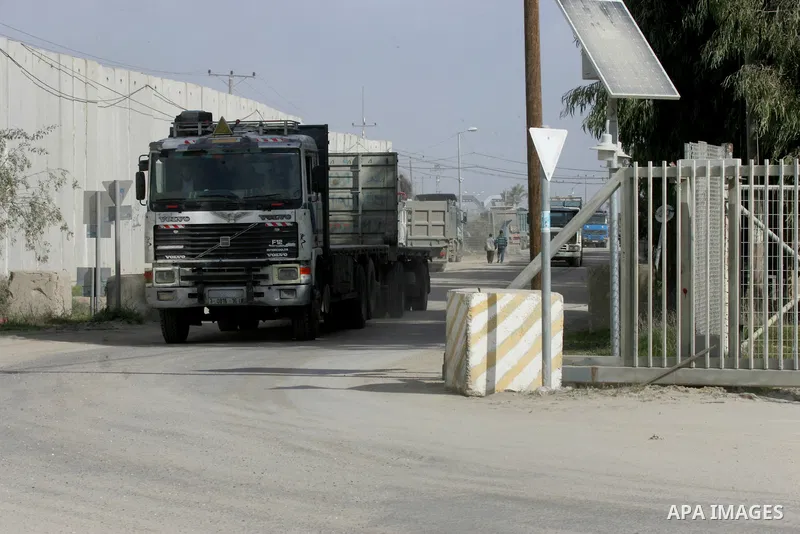Trucks loaded with goods enter the Gaza Strip from Israel through the Kerem Shalom crossing in Rafah in the southern Gaza Strip on Jan. 18, 2016. Photo by Abed Rahim Khatib