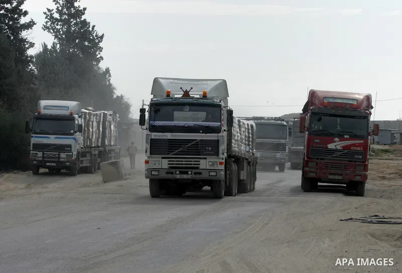 Trucks loaded with goods enter the Gaza Strip from Israel through the Kerem Shalom crossing in Rafah in the southern Gaza Strip on Jan. 18, 2016. Photo by Abed Rahim Khatib