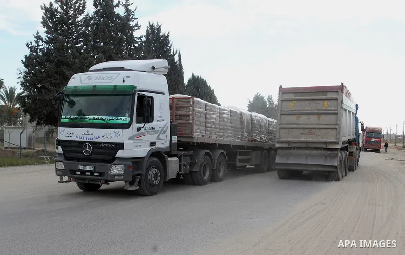 Trucks loaded with goods enter the Gaza Strip from Israel through the Kerem Shalom crossing in Rafah in the southern Gaza Strip on Jan. 18, 2016. Photo by Abed Rahim Khatib