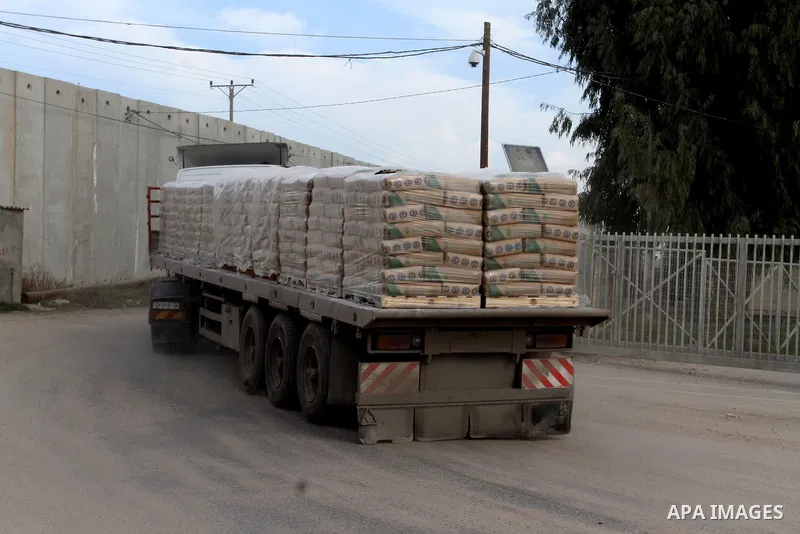 Trucks loaded with goods enter the Gaza Strip from Israel through the Kerem Shalom crossing in Rafah in the southern Gaza Strip on Jan. 18, 2016. Photo by Abed Rahim Khatib