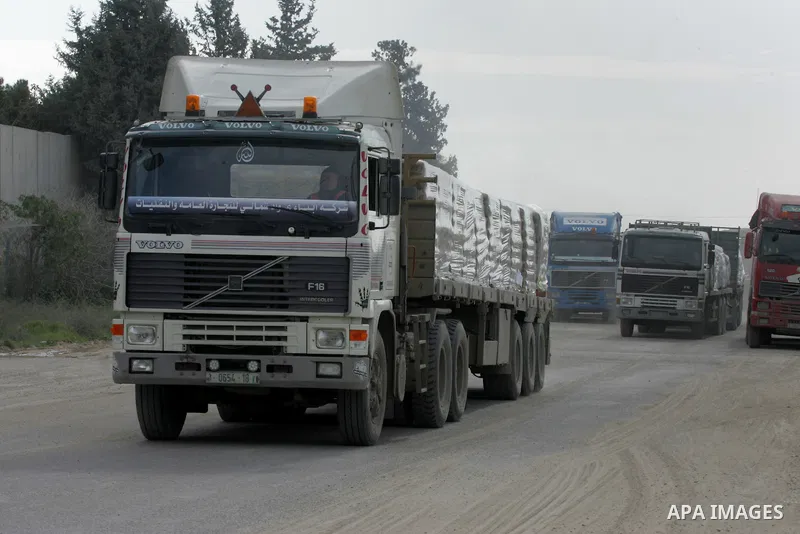 Trucks loaded with goods enter the Gaza Strip from Israel through the Kerem Shalom crossing in Rafah in the southern Gaza Strip on Jan. 18, 2016. Photo by Abed Rahim Khatib