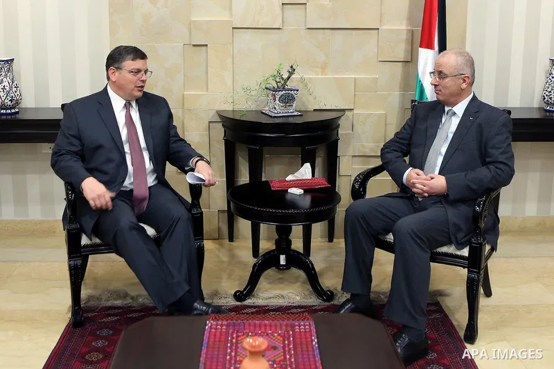 Palestinian Prime Minister Rami Hamdallah meets with U.S Consul General in Jerusalem, Donald Bloom in the West Bank city of Ramallah, on Jan. 20, 2016. Photo by Prime Minister Office