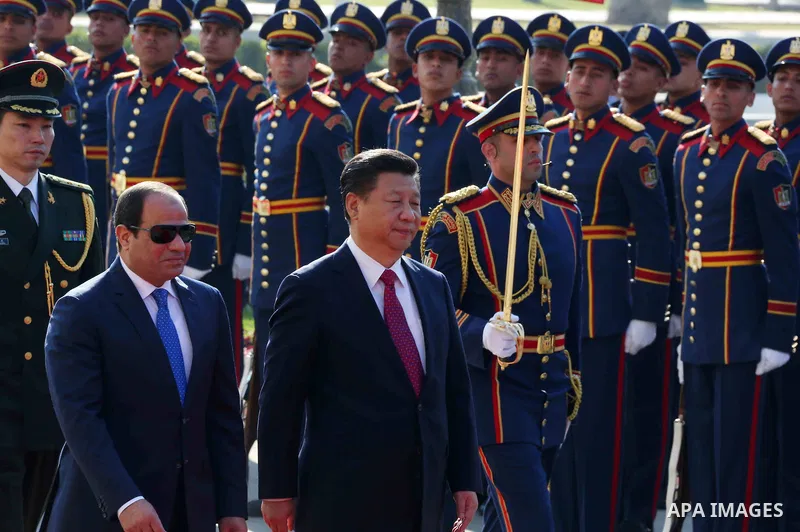 Egyptian President Abdel Fattah al-Sisi meets with Chinese President Xi Jinping at the presidential palace, in Cairo, Egypt, January 21, 2016, in this handout courtesy of the Egyptian Presidency. Photo by Egyptian Presid...