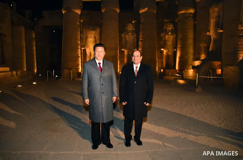 Egyptian President Abdel Fattah al-Sisi and Chinese President Xi Jinping pose for a picture during the Chinese president's visit to Luxor temple in Luxor, Egypt, January 21, 2016. Photo by Egyptian President Office