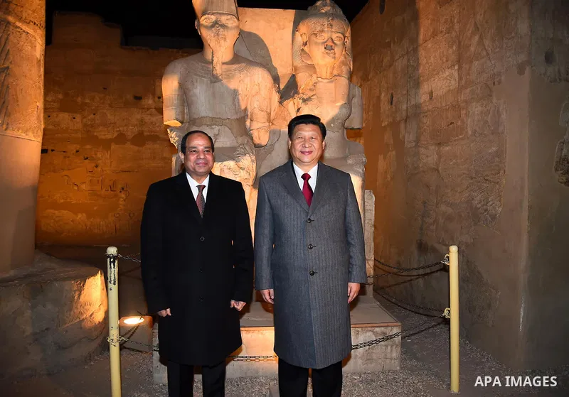 Egyptian President Abdel Fattah al-Sisi and Chinese President Xi Jinping pose for a picture during the Chinese president's visit to Luxor temple in Luxor, Egypt, January 21, 2016. Photo by Egyptian President Office