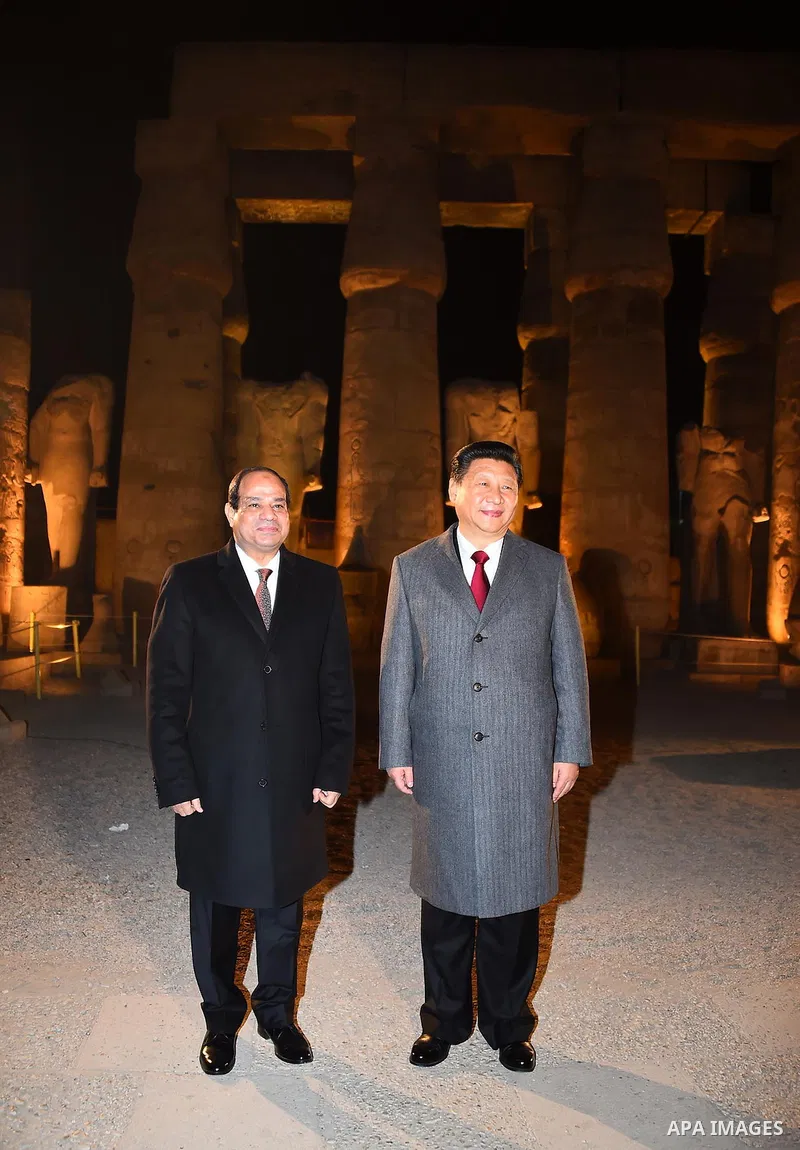 Egyptian President Abdel Fattah al-Sisi and Chinese President Xi Jinping pose for a picture during the Chinese president's visit to Luxor temple in Luxor, Egypt, January 21, 2016. Photo by Egyptian President Office
