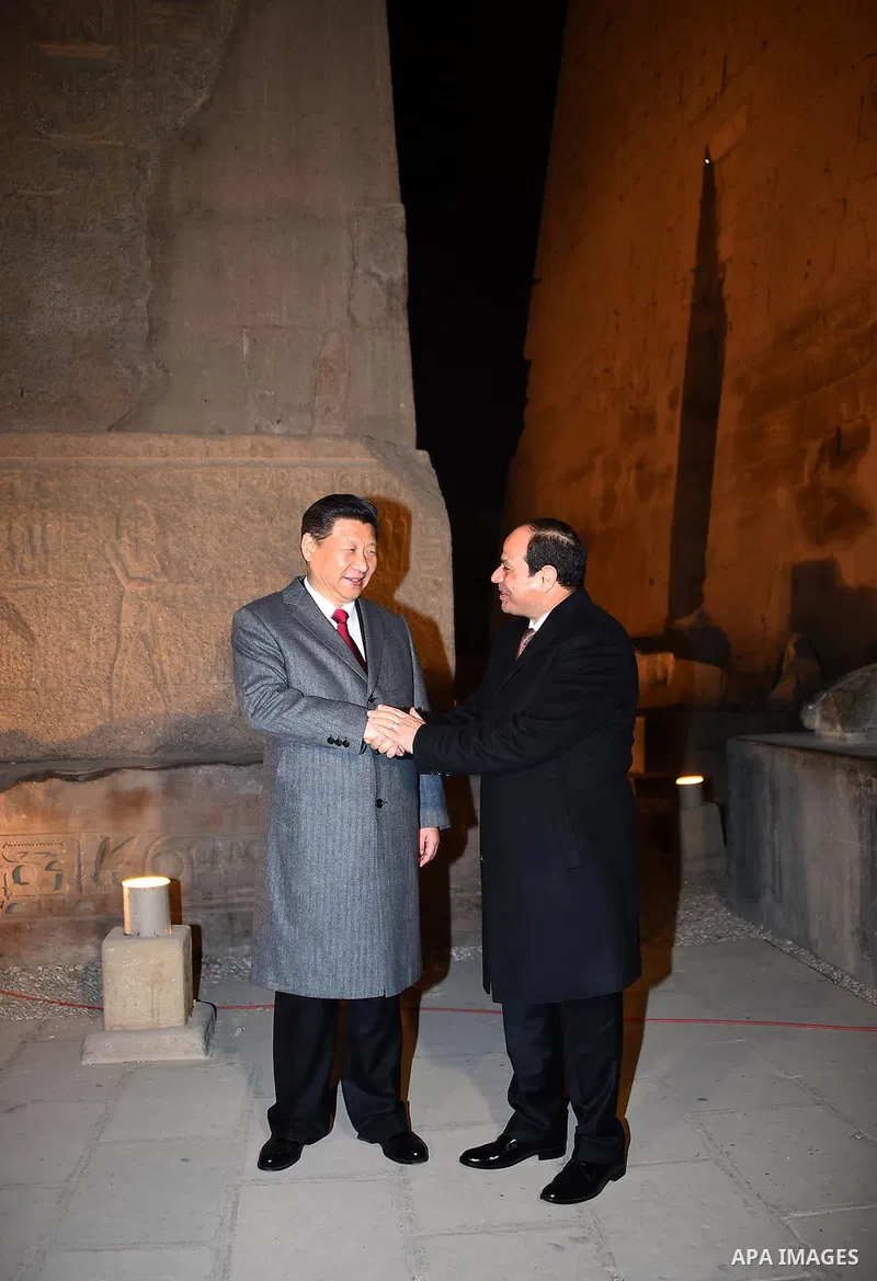 Egyptian President Abdel Fattah al-Sisi and Chinese President Xi Jinping pose for a picture during the Chinese president's visit to Luxor temple in Luxor, Egypt, January 21, 2016. Photo by Egyptian President Office