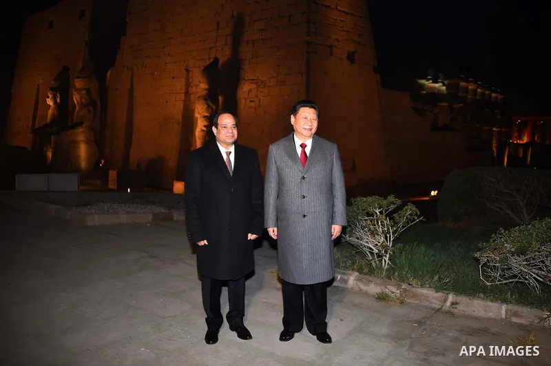 Egyptian President Abdel Fattah al-Sisi and Chinese President Xi Jinping pose for a picture during the Chinese president's visit to Luxor temple in Luxor, Egypt, January 21, 2016. Photo by Egyptian President Office