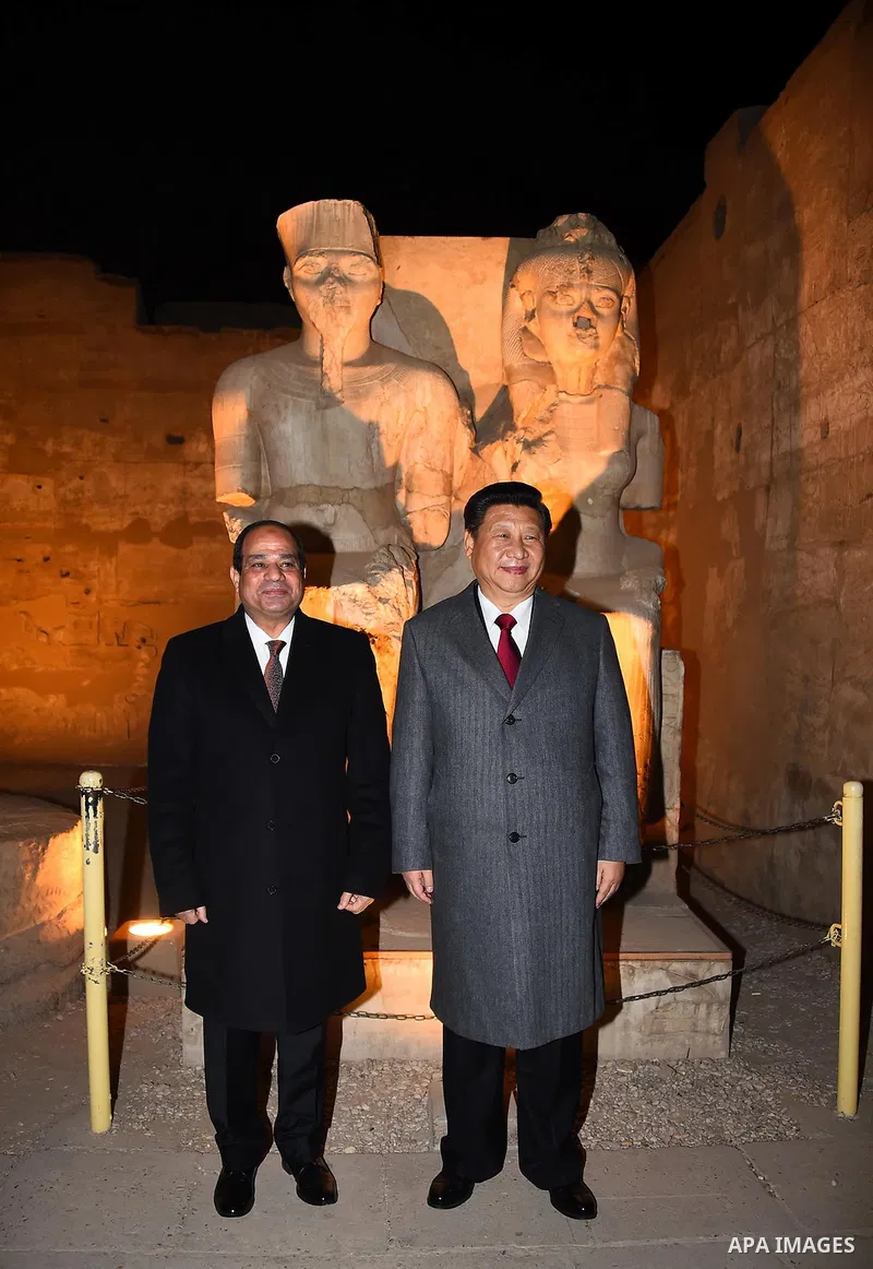 Egyptian President Abdel Fattah al-Sisi and Chinese President Xi Jinping pose for a picture during the Chinese president's visit to Luxor temple in Luxor, Egypt, January 21, 2016. Photo by Egyptian President Office
