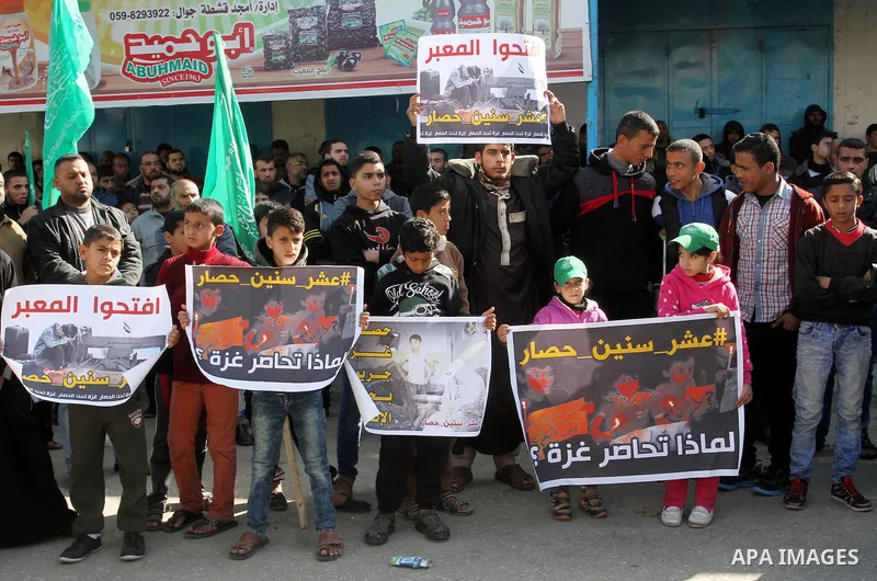 Palestinians supporting Hamas take part in a rally calling for an end to the blockade on Gaza, near the border with Egypt, in Rafah in the southern Gaza Strip, January 22, 2016. Gaza, a small impoverished coastal enclave...
