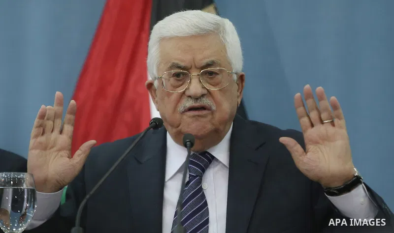 Palestinian President Mahmud Abbas gestures during a meeting with Palestinian journalists in the West Bank city of Ramallah, on January 23, 2016.Photo by Shadi Hatem