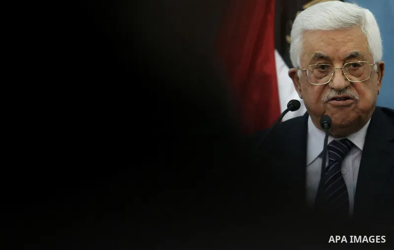 Palestinian President Mahmud Abbas gestures during a meeting with Palestinian journalists in the West Bank city of Ramallah, on January 23, 2016.Photo by Shadi Hatem