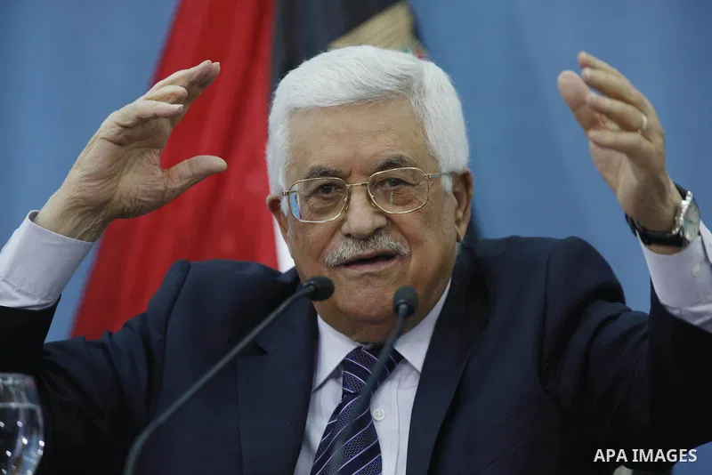 Palestinian President Mahmud Abbas gestures during a meeting with Palestinian journalists in the West Bank city of Ramallah, on January 23, 2016.Photo by Shadi Hatem