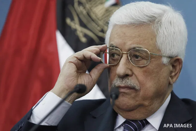 Palestinian President Mahmud Abbas gestures during a meeting with Palestinian journalists in the West Bank city of Ramallah, on January 23, 2016.Photo by Shadi Hatem