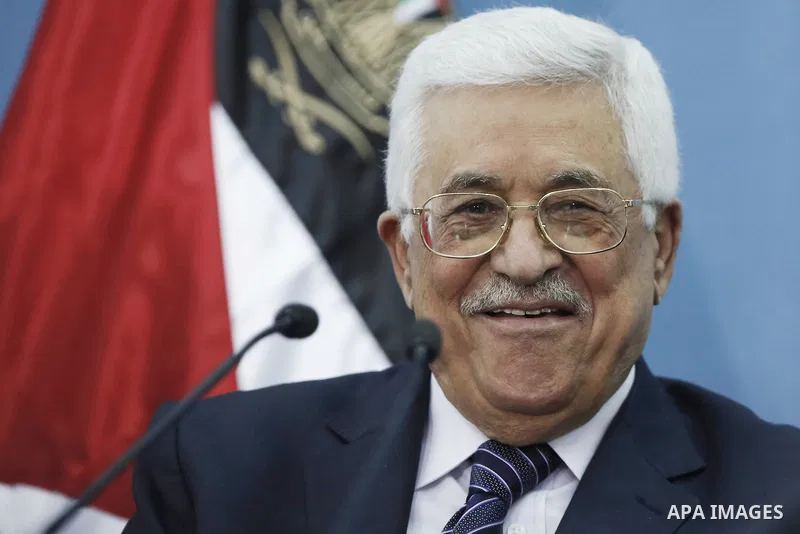 Palestinian President Mahmud Abbas gestures during a meeting with Palestinian journalists in the West Bank city of Ramallah, on January 23, 2016.Photo by Shadi Hatem