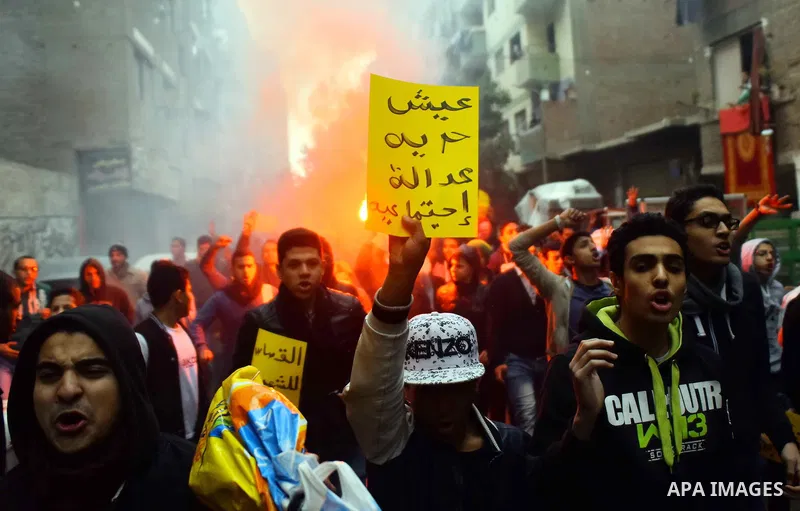 Egyptian supporters of ousted Islamist president Mohamed Morsi march shouting slogans in al-Haram neighbourhood in the southern Cairo Giza district on January 25, 2016 but dispersed within minutes for fear of retaliation...