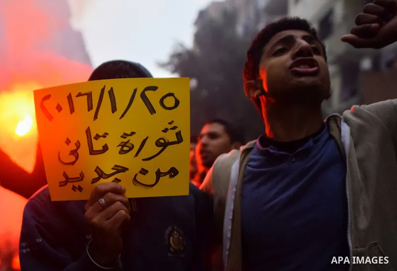 Egyptian supporters of ousted Islamist president Mohamed Morsi march shouting slogans in al-Haram neighbourhood in the southern Cairo Giza district on January 25, 2016 but dispersed within minutes for fear of retaliation...