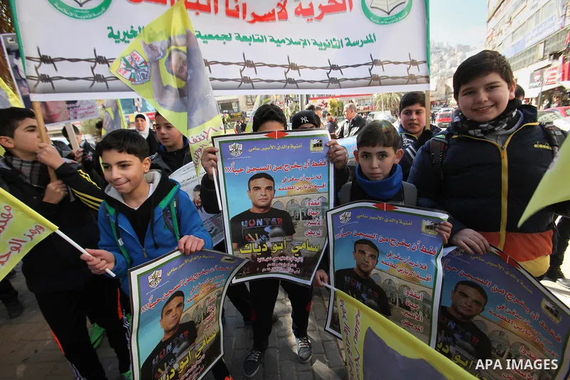Palestinians take part in a protest demanding release the prisoners in Israeli jails, in the West bank city of Nablus, on January 28, 2016. Photo by Nedal Eshtayah