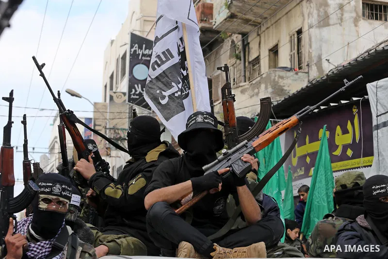 Members of al-Mujahideen brigades, the military wing of al-Mujahideen movement, take part during the funeral of Palestinian Hamas militants whom killed after a tunnel, built for fighting Israel, collapsed in the Gaza Str...