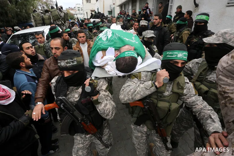 Palestinian members of Ezzedeen al-Qassam, the armed wing of Hamas movement, carry the body of one of the seven Palestinian Hamas militants whom killed after a tunnel, built for fighting Israel, collapsed in the Gaza Str...