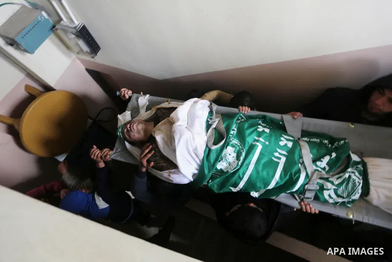 Palestinian members of Ezzedeen al-Qassam, the armed wing of Hamas movement, carry the body of one of the seven Palestinian Hamas militants whom killed after a tunnel, built for fighting Israel, collapsed in the Gaza Str...