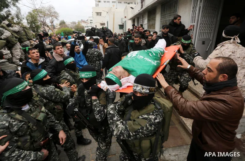 Palestinian members of Ezzedeen al-Qassam, the armed wing of Hamas movement, carry the body of one of the seven Palestinian Hamas militants whom killed after a tunnel, built for fighting Israel, collapsed in the Gaza Str...