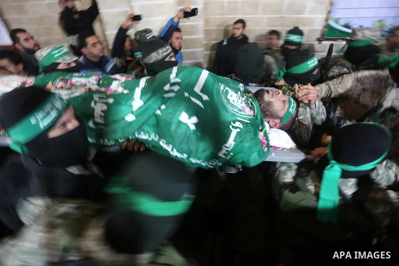 Palestinian members of Ezzedeen al-Qassam, the armed wing of Hamas movement, carry the body of one of the seven Palestinian Hamas militants whom killed after a tunnel, built for fighting Israel, collapsed in the Gaza Str...