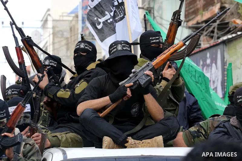 Members of al-Mujahideen brigades, the military wing of al-Mujahideen movement, take part during the funeral of Palestinian Hamas militants whom killed after a tunnel, built for fighting Israel, collapsed in the Gaza Str...