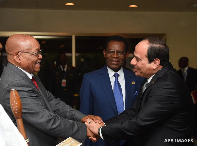 Egyptian President Abdel Fattah al-Sisi meets with the African chairs and leaders during participation in the African summit, in Cairo, on January 29, 2016. Photo by Egyptian President Office