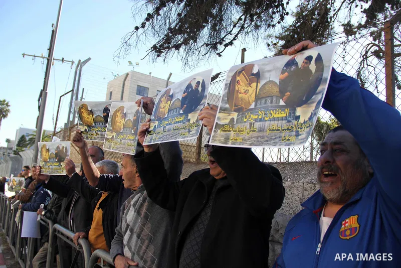Palestinians take part during a protest to show solidarity with Palestinian children prisoner at Israeli jails outside an Israeli court in Jerusalem on January 31, 2016. Photo by Mahfouz Abu Turk