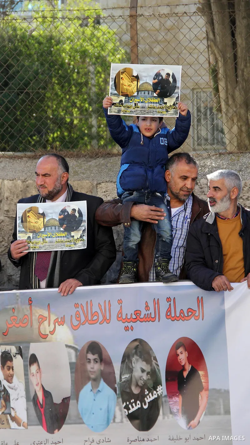 Palestinians take part during a protest to show solidarity with Palestinian children prisoner at Israeli jails outside an Israeli court in Jerusalem on January 31, 2016. Photo by Mahfouz Abu Turk