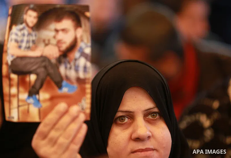 Palestinians take part in a protest demanding release the prisoners in Israeli jails, in front of Red cross office, in Gaza city, on Feb. 01, 2016. Photo by Yasser Qudih