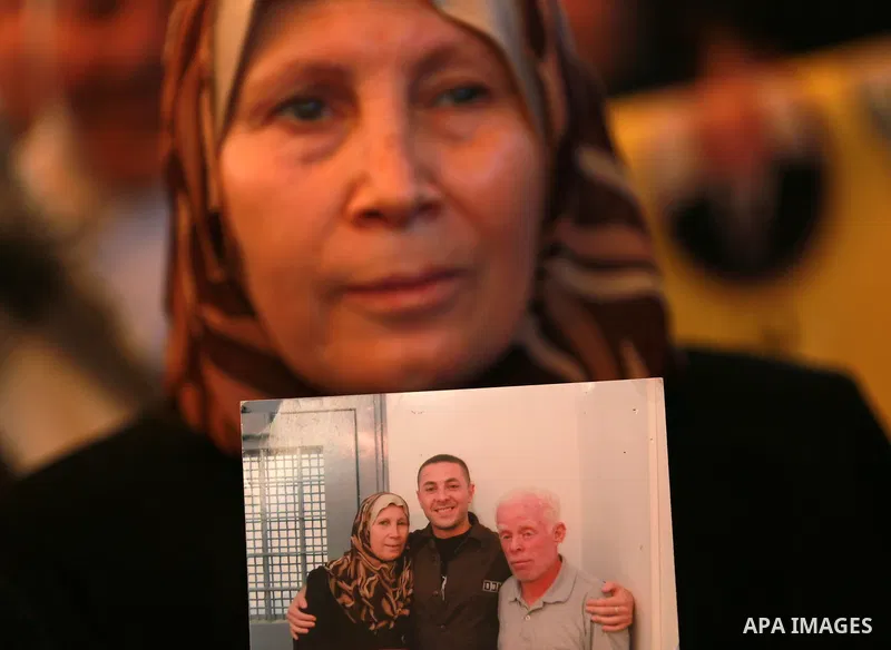 Palestinians take part in a protest demanding release the prisoners in Israeli jails, in front of Red cross office, in Gaza city, on Feb. 01, 2016. Photo by Yasser Qudih