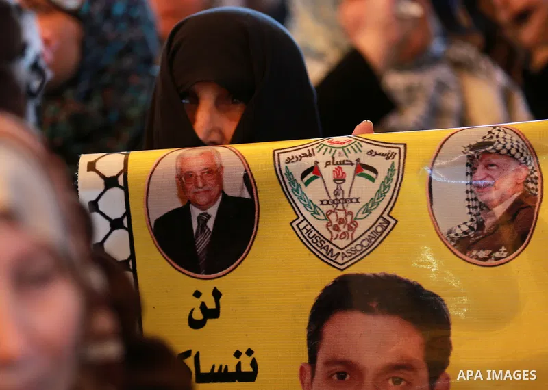 Palestinians take part in a protest demanding release the prisoners in Israeli jails, in front of Red cross office, in Gaza city, on Feb. 01, 2016. Photo by Yasser Qudih