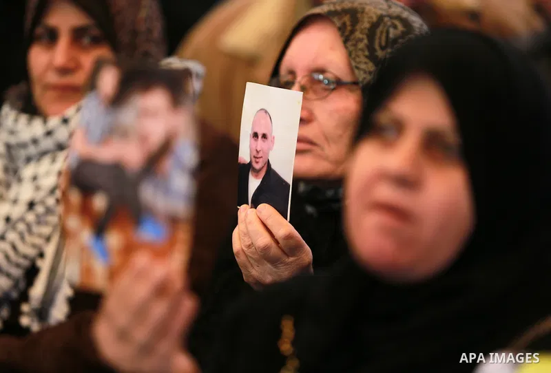 Palestinians take part in a protest demanding release the prisoners in Israeli jails, in front of Red cross office, in Gaza city, on Feb. 01, 2016. Photo by Yasser Qudih