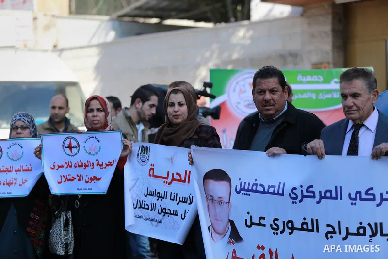 Palestinians take part in a protest demanding release the prisoners in Israeli jails, in front of Red cross office, in Gaza city, on Feb. 01, 2016. Photo by Yasser Qudih