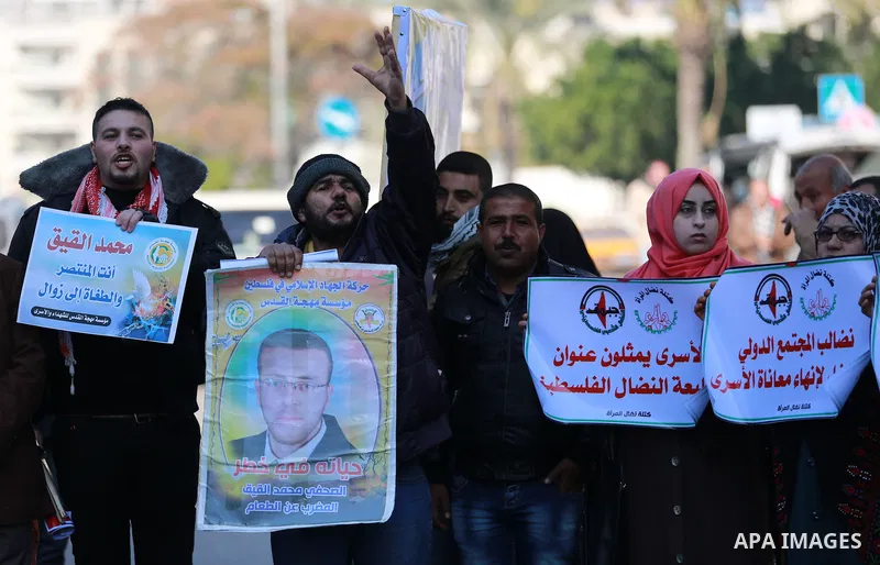 Palestinians take part in a protest demanding release the prisoners in Israeli jails, in front of Red cross office, in Gaza city, on Feb. 01, 2016. Photo by Yasser Qudih