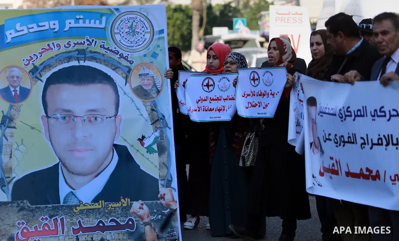 Palestinians take part in a protest demanding release the prisoners in Israeli jails, in front of Red cross office, in Gaza city, on Feb. 01, 2016. Photo by Yasser Qudih