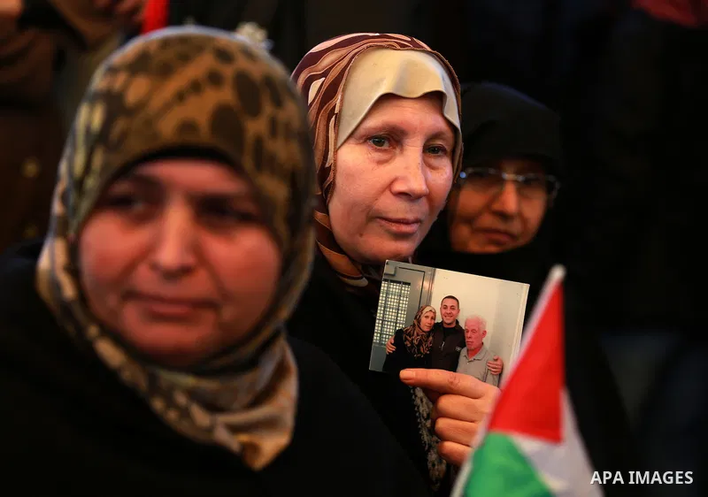 Palestinians take part in a protest demanding release the prisoners in Israeli jails, in front of Red cross office, in Gaza city, on Feb. 01, 2016. Photo by Yasser Qudih