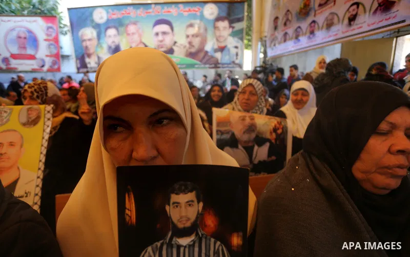 Palestinians take part in a protest demanding release the prisoners in Israeli jails, in front of Red cross office, in Gaza city, on Feb. 01, 2016. Photo by Yasser Qudih