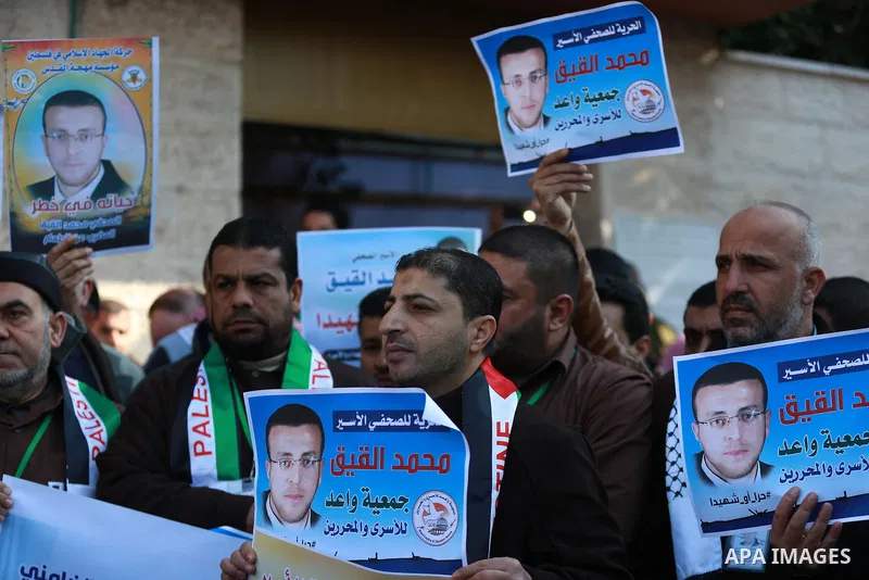 Palestinians take part in a protest demanding release the prisoners in Israeli jails, in front of Red cross office, in Gaza city, on Feb. 01, 2016. Photo by Yasser Qudih
