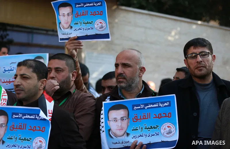 Palestinians take part in a protest demanding release the prisoners in Israeli jails, in front of Red cross office, in Gaza city, on Feb. 01, 2016. Photo by Yasser Qudih